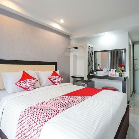 Oyo 1318 Hotel Prince Boulevard Manado Luaran gambar