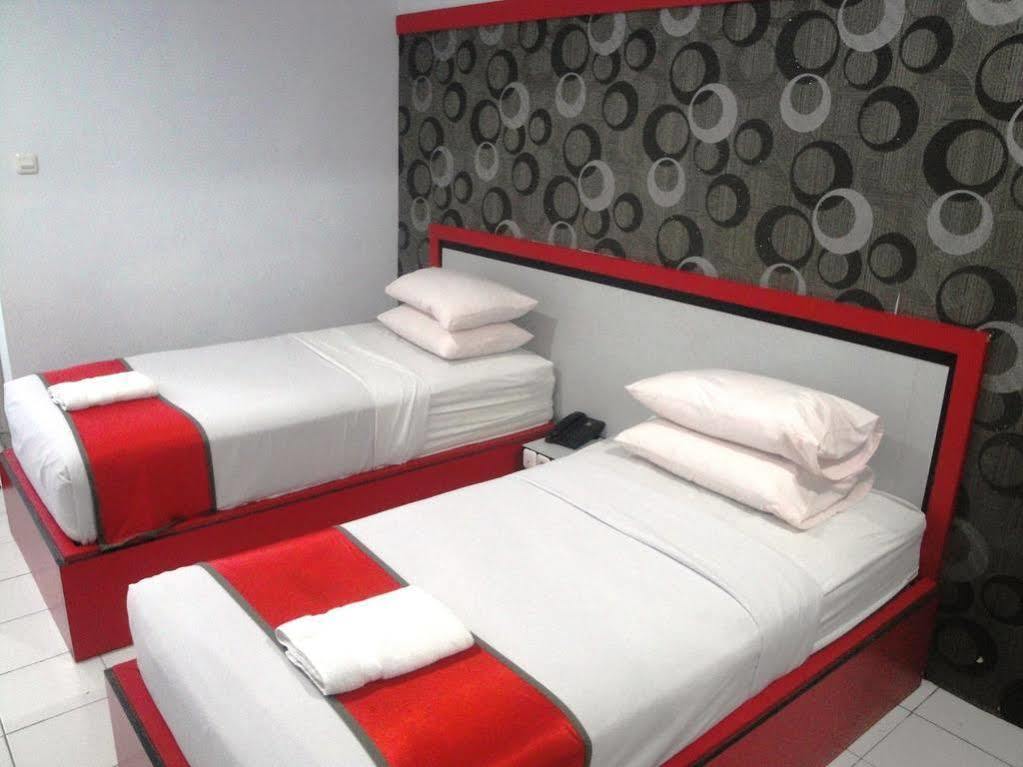 Oyo 1318 Hotel Prince Boulevard Manado Luaran gambar