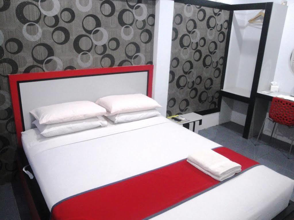 Oyo 1318 Hotel Prince Boulevard Manado Luaran gambar