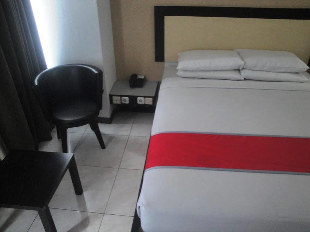 Oyo 1318 Hotel Prince Boulevard Manado Luaran gambar