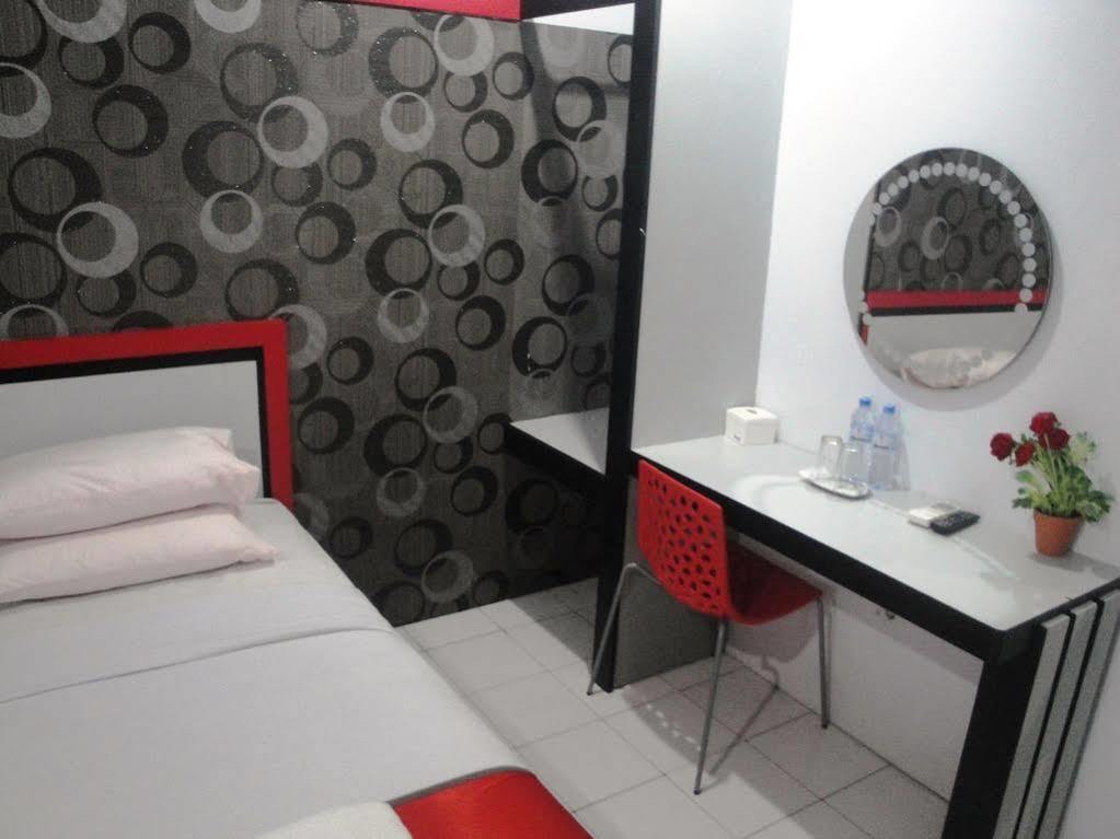 Oyo 1318 Hotel Prince Boulevard Manado Luaran gambar