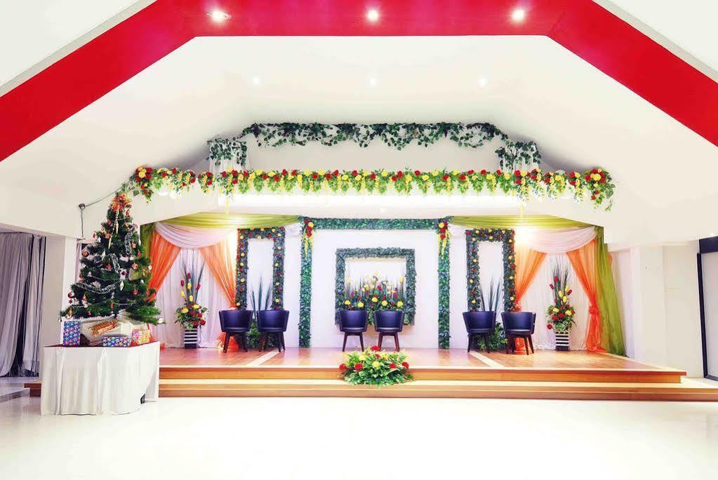 Oyo 1318 Hotel Prince Boulevard Manado Luaran gambar