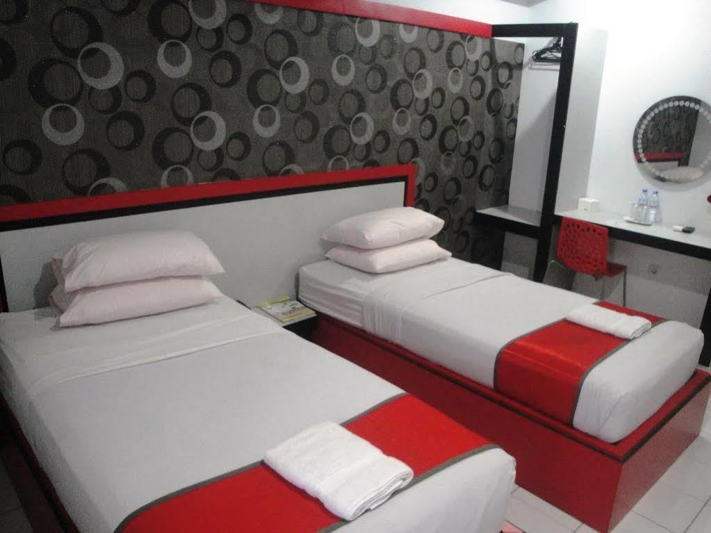 Oyo 1318 Hotel Prince Boulevard Manado Luaran gambar