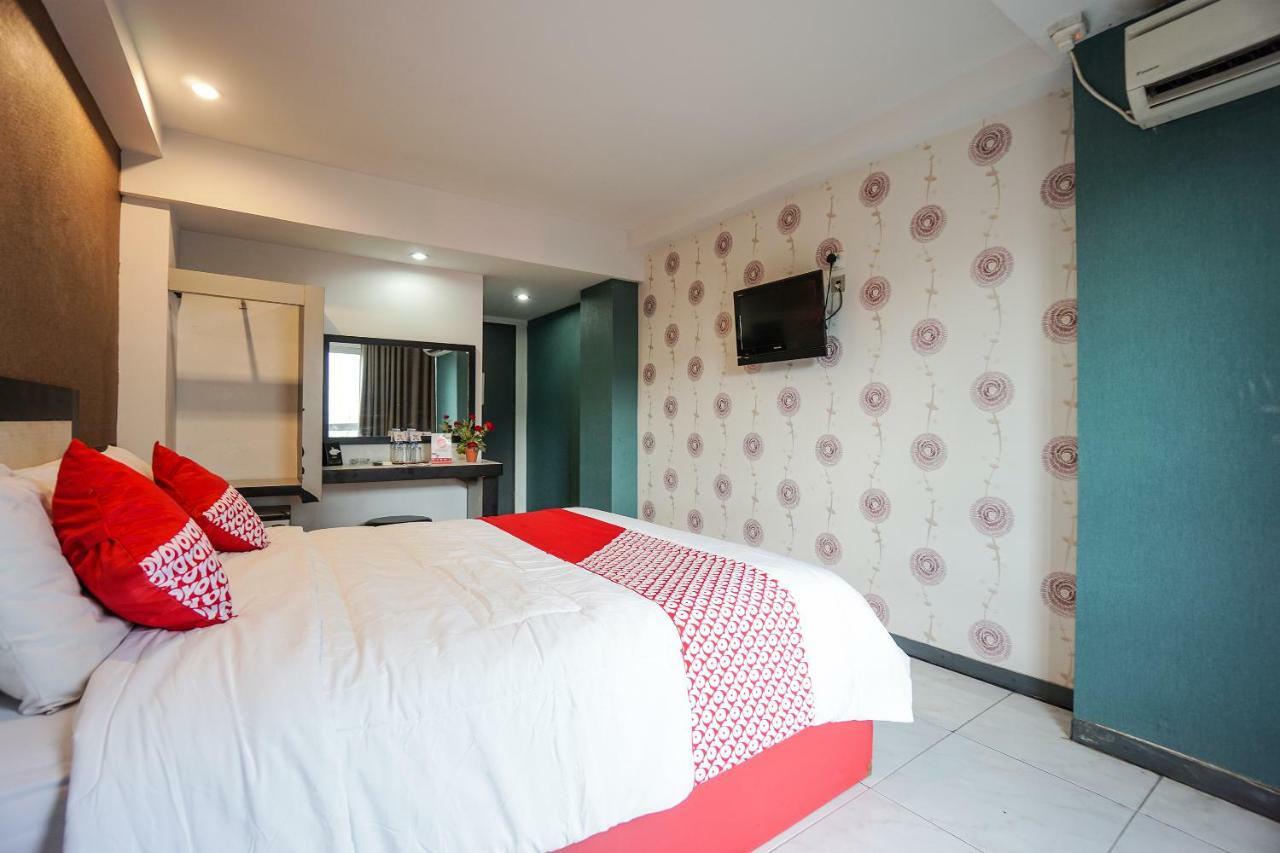 Oyo 1318 Hotel Prince Boulevard Manado Luaran gambar